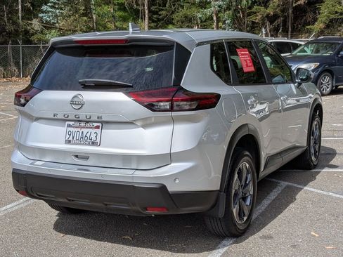 Certified 2025 Nissan Rogue SV FWD image 5