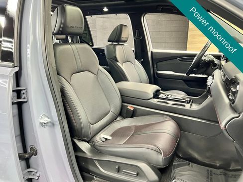Used 2025 Honda Pilot Black Edition image 8