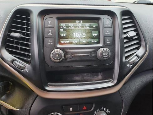 Used 2018 Jeep Cherokee Latitude FWD image 20