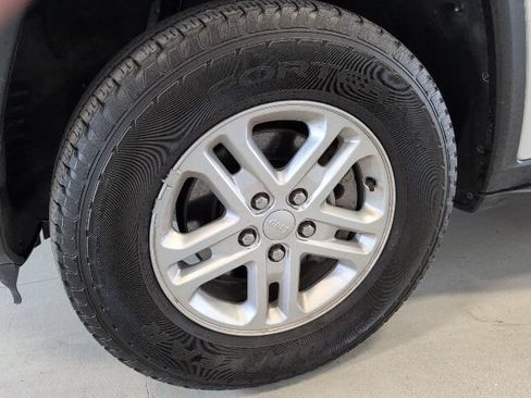 Used 2023 Jeep Grand Cherokee Laredo AWD/4WD image 8
