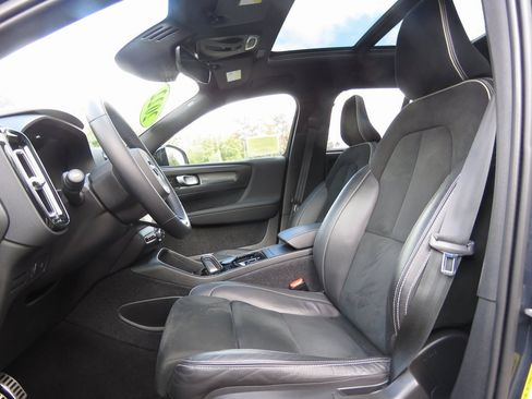 Used 2022 Volvo XC40 T5 R-Design w/ Advanced Package image 11