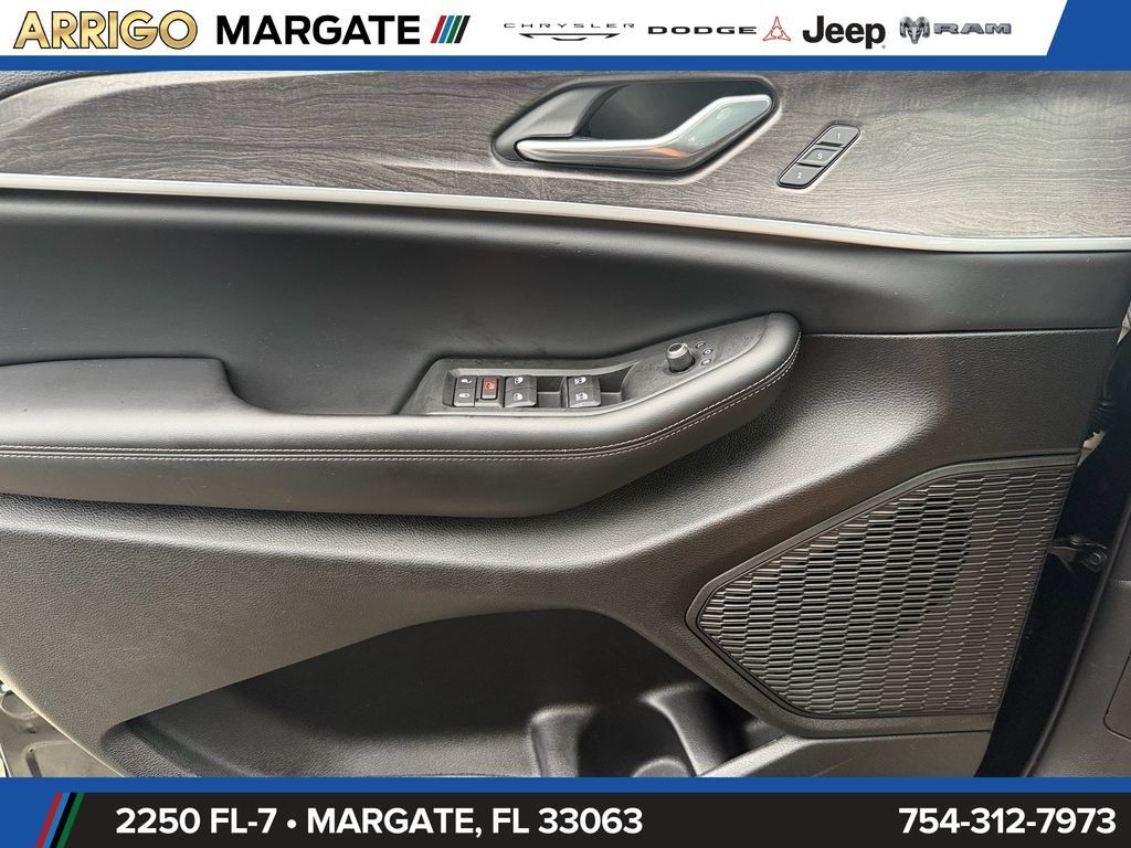 Used 2025 Jeep Grand Cherokee Limited RWD image 33
