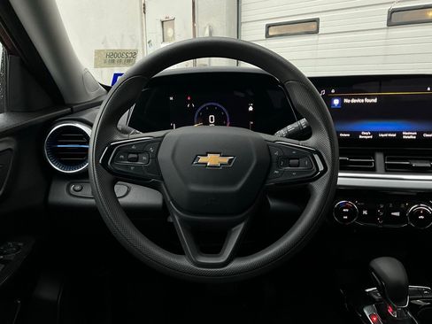 Used 2025 Chevrolet Trax LT image 30