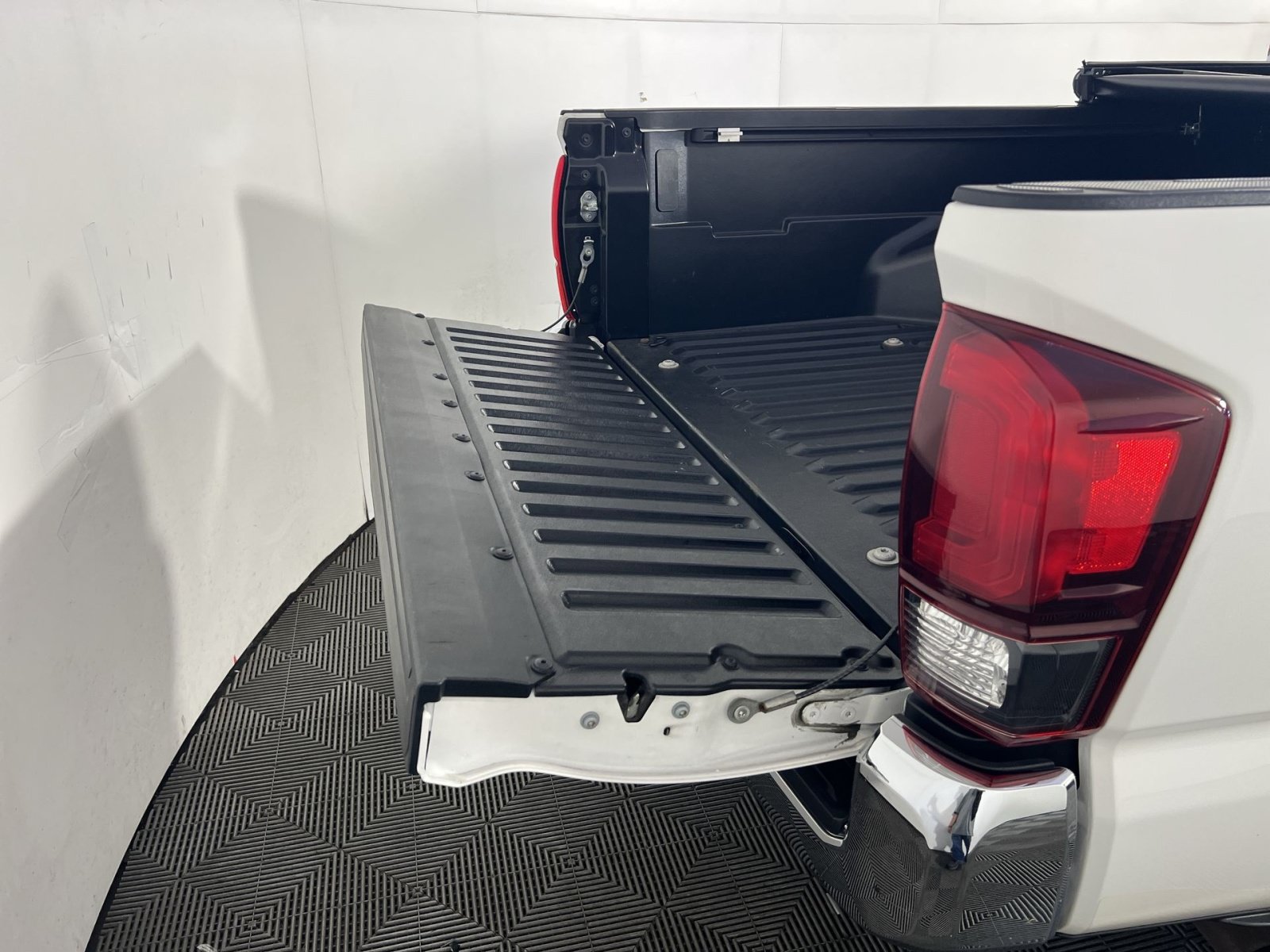 Used 2022 Toyota Tacoma SR5 w/ SR5 Appearance Package (SM) AWD/4WD image 26