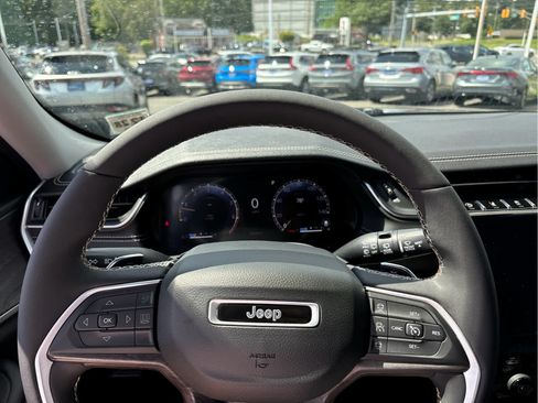 Used 2023 Jeep Grand Cherokee Limited w/ Black Appearance Package AWD/4WD image 8