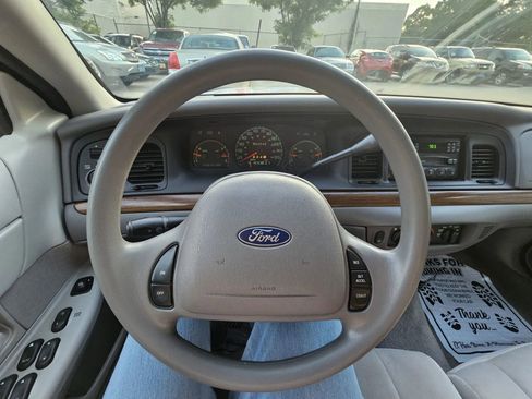 Used 2001 Ford Crown Victoria RWD image 13