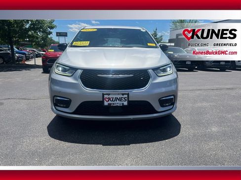 Used 2024 Chrysler Pacifica Touring-L FWD image 14