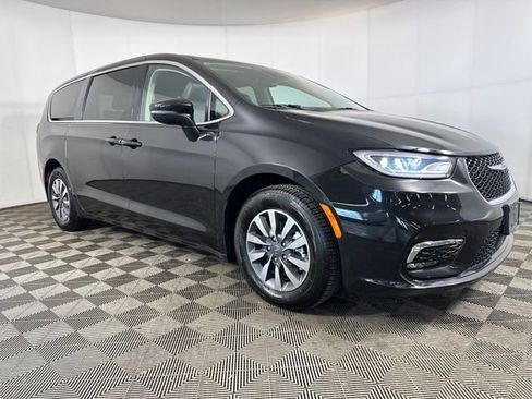 Used 2023 Chrysler Pacifica Touring-L image 2