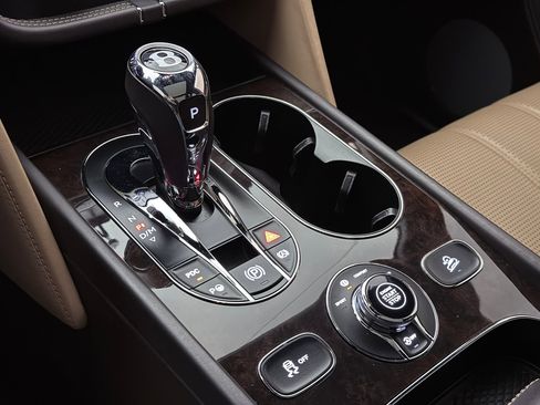 Used 2018 Bentley Bentayga image 40