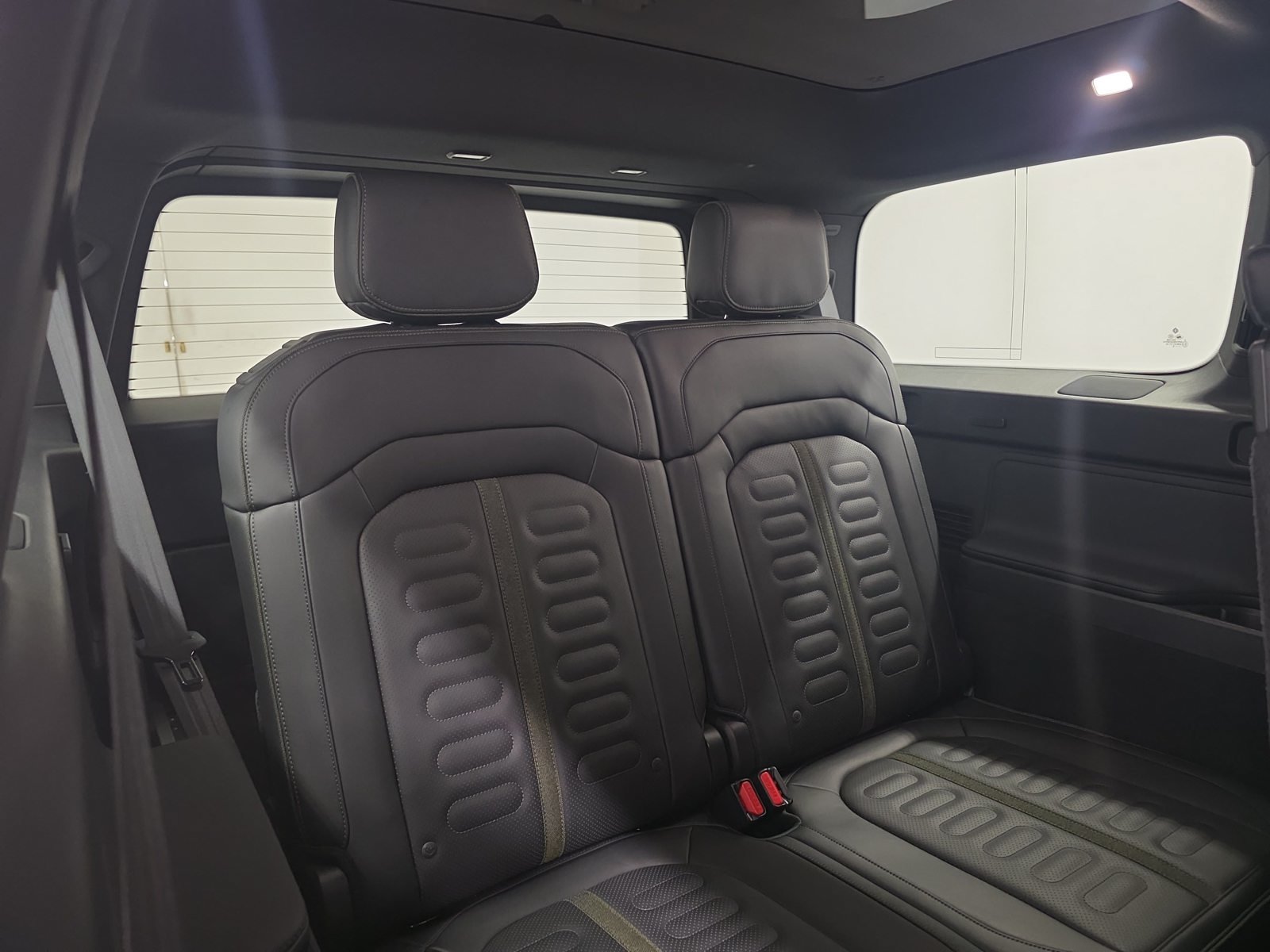 Used 2025 Rivian R1S Adventure Dual AWD/4WD image 25