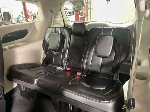 Certified 2023 Chrysler Pacifica Touring-L image 22