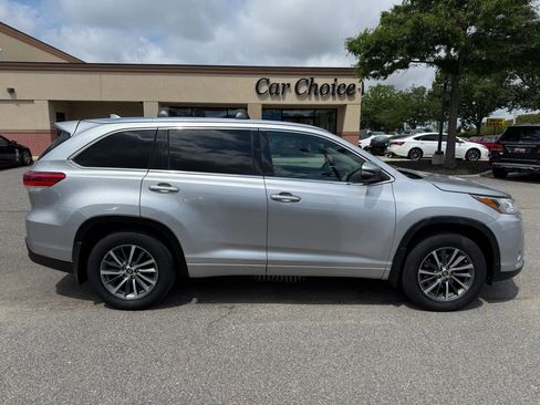 Used 2017 Toyota Highlander XLE AWD/4WD image 7