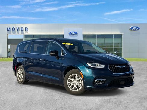 Used 2024 Chrysler Pacifica Touring-L image 1