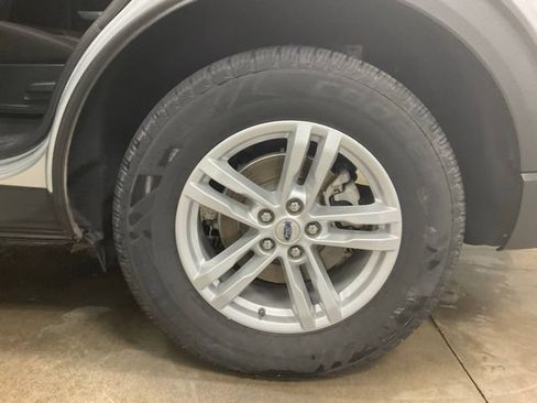 Used 2023 Ford Explorer XLT AWD/4WD image 15