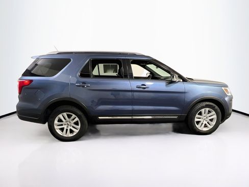Used 2018 Ford Explorer XLT w/ Equipment Group 202A AWD/4WD image 4