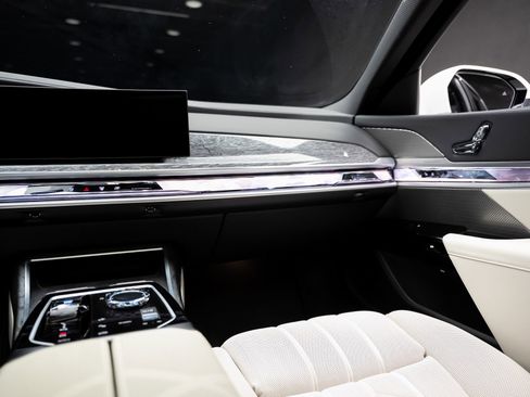 Used 2024 BMW i7 xDrive60 image 41