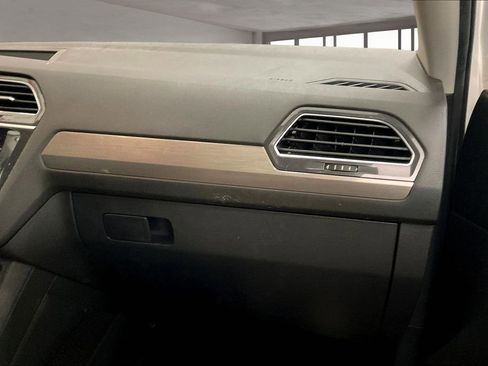 Used 2021 Volkswagen Tiguan SE image 16