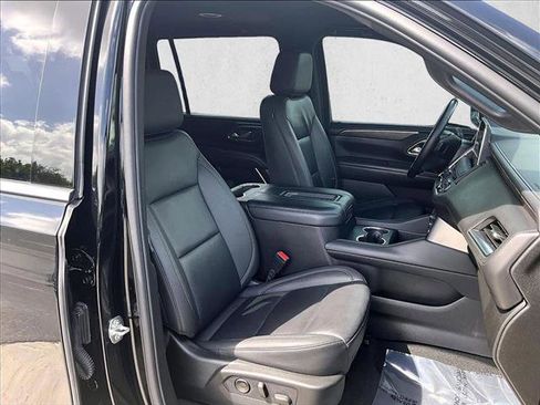 Used 2024 Chevrolet Suburban LT w/ Luxury Package RWD image 9