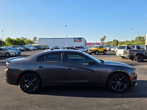 Used 2017 Dodge Charger SXT w/ Blacktop Package RWD image 6