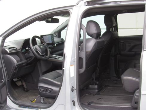 Certified 2024 Toyota Sienna XLE Woodland Edition AWD/4WD image 14