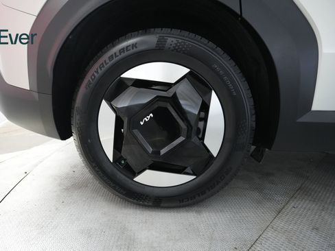 Used 2024 Kia EV9 Light Long Range RWD image 22