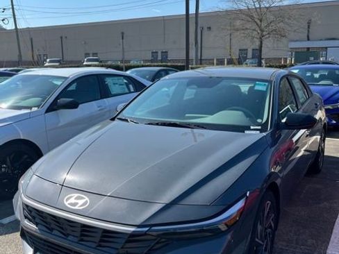 Used 2025 Hyundai Elantra Sport image 2