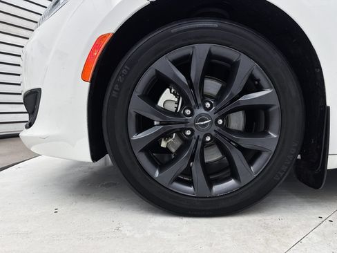 Used 2018 Chrysler Pacifica Touring Plus w/ S Appearance Package FWD image 15