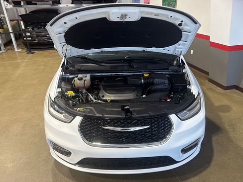 Used 2023 Chrysler Pacifica Touring-L FWD image 79