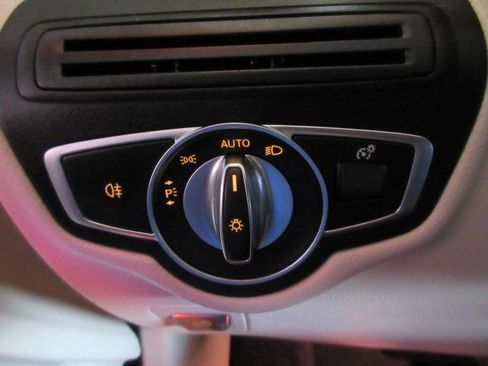 Used 2020 Mercedes-Benz GLC 300 4MATIC w/ Multimedia Package image 13