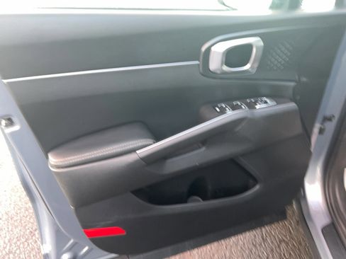 Used 2023 Kia Sorento LX image 19