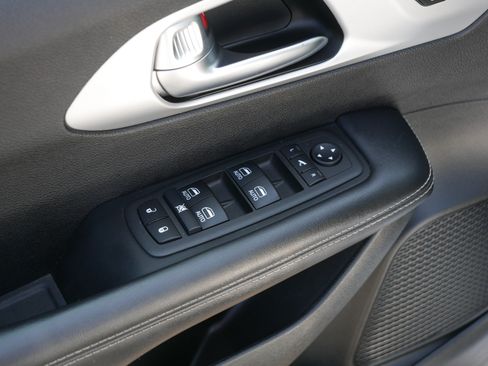 Used 2025 Chrysler Pacifica Limited FWD image 19