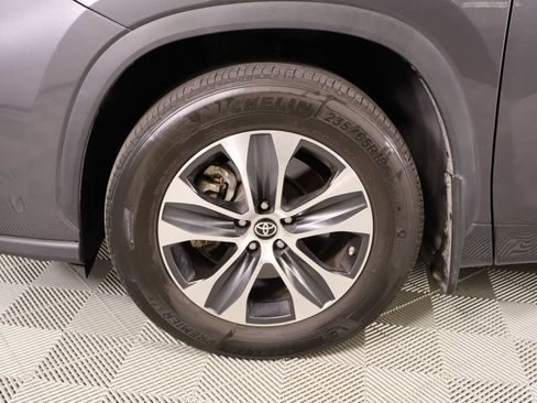 Used 2024 Toyota Highlander XLE AWD/4WD image 19