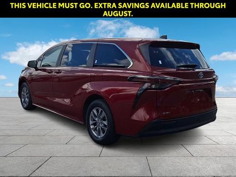 Used 2025 Toyota Sienna LE FWD image 5