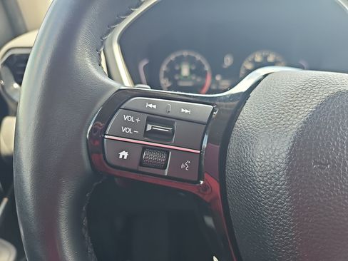 Used 2025 Honda Pilot Touring image 17