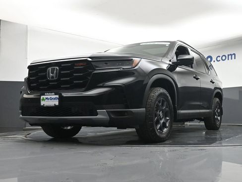 Used 2025 Honda Pilot TrailSport image 7