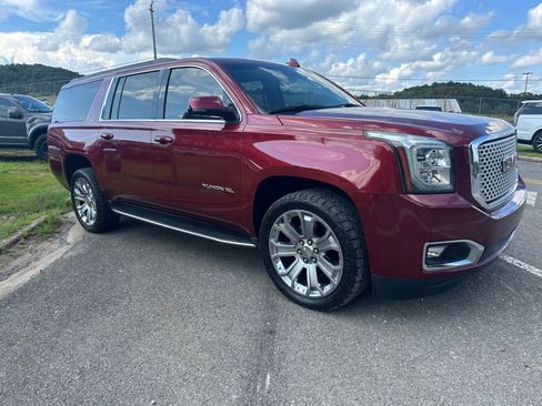 Used 2017 GMC Yukon XL SLT AWD/4WD image 4