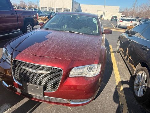 Used 2016 Chrysler 300 Limited image 3