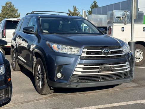Used 2017 Toyota Highlander XLE AWD/4WD image 3