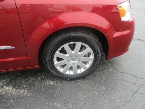 Used 2013 Chrysler Town & Country Touring FWD image 15