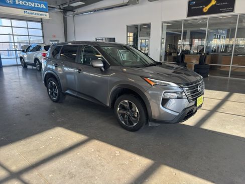 Used 2024 Nissan Rogue SV AWD/4WD image 7