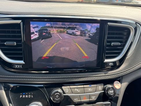 Used 2025 Chrysler Pacifica Limited FWD image 42