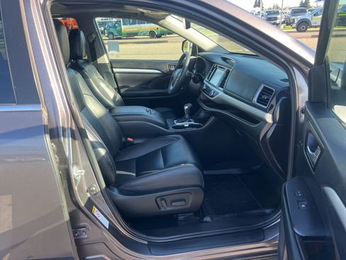 Used 2019 Toyota Highlander XLE FWD image 33