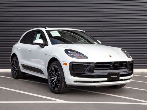 Certified 2026 Porsche Macan AWD/4WD image 7