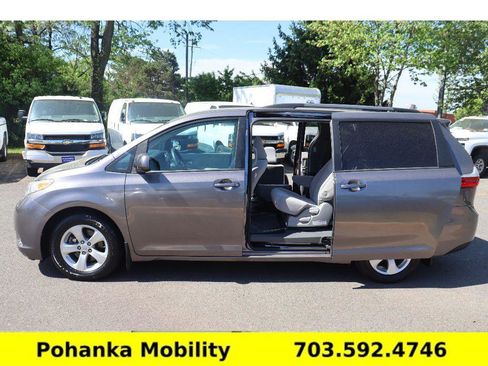 Used 2017 Toyota Sienna LE FWD image 12