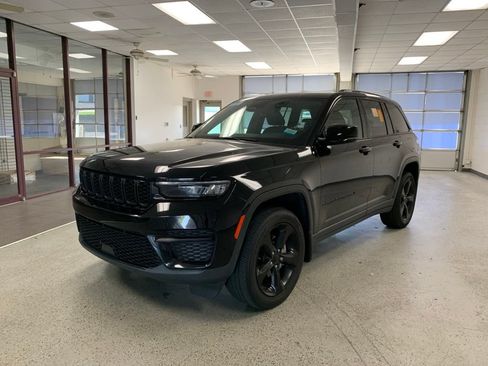 Certified 2023 Jeep Grand Cherokee Altitude AWD/4WD image 4