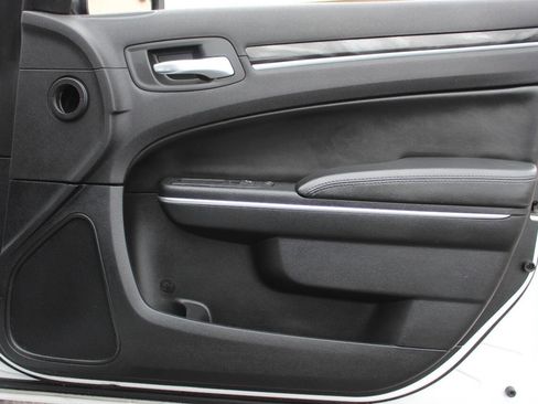 Used 2016 Chrysler 300 Limited image 10