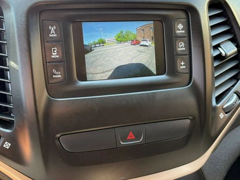 Used 2017 Jeep Cherokee Latitude w/ Cold Weather Group AWD/4WD image 19