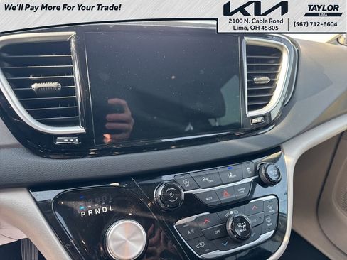 Used 2024 Chrysler Pacifica Touring-L image 16