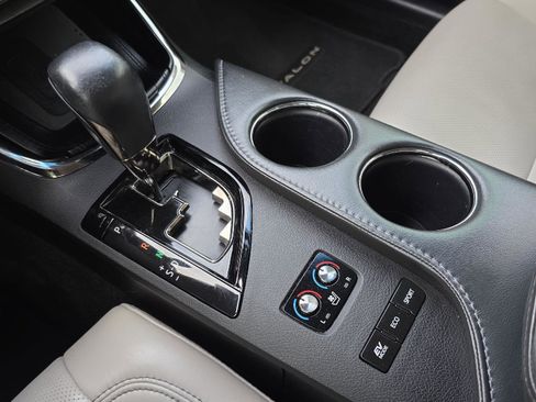 Used 2018 Toyota Avalon Limited image 18