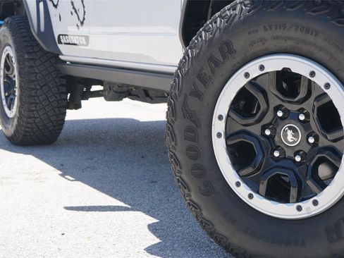 Used 2023 Ford Bronco Black Diamond w/ Sasquatch Package AWD/4WD image 2